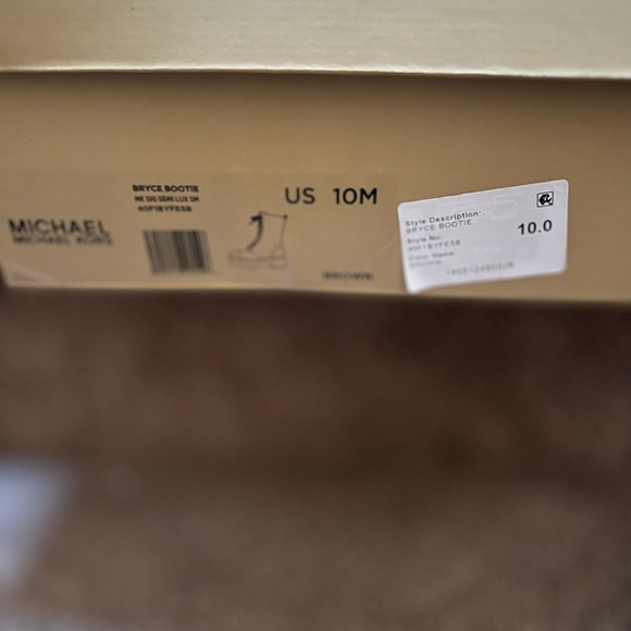 Michael Kors Size 10 Bryce Bootie Lace up New in box - Picture 5 of 5